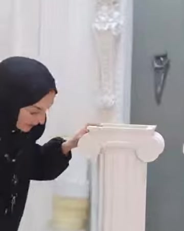 Sütun başlığının kavisli kenarları ve gövde birleşimi inceleniyor