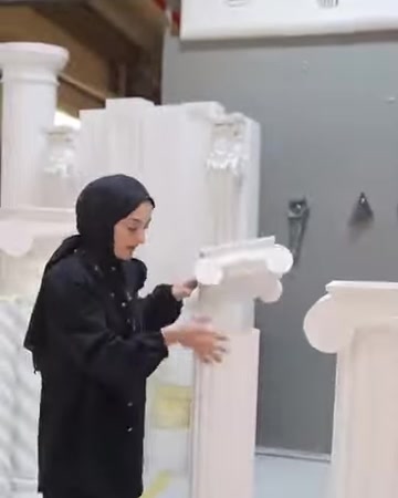 Dekoratif sütunun başlık bölümü sunucu tarafından elle gösteriliyor