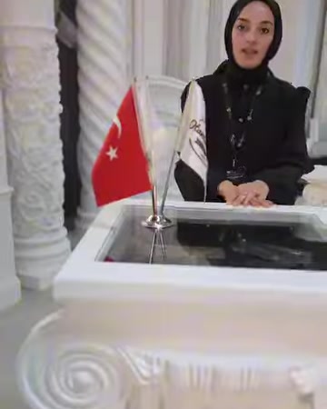 Ön plandaki süslü sehpa yanında burgulu sütunlar sergileniyor