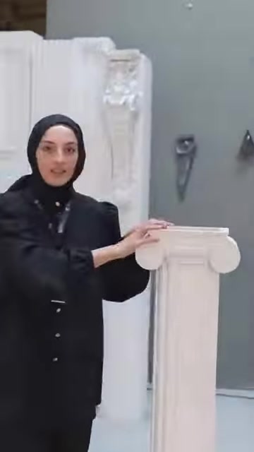 Sunucu, yivli sütun gövdesi üzerindeki başlık bölümünü tanıtıyor