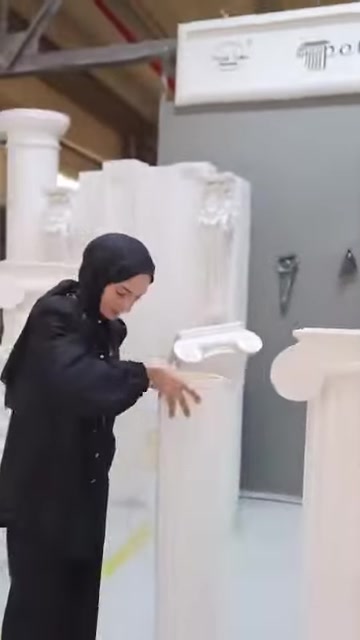 Dekoratif sütun başlığı ve gövde birleşimi elle gösteriliyor