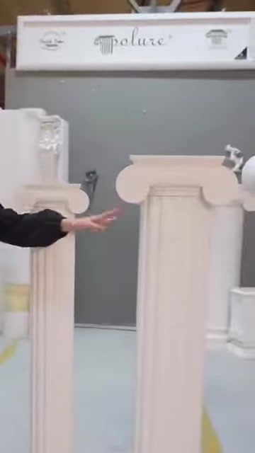 İki farklı sütun başlığı ve yivli gövdeleri sergileniyor