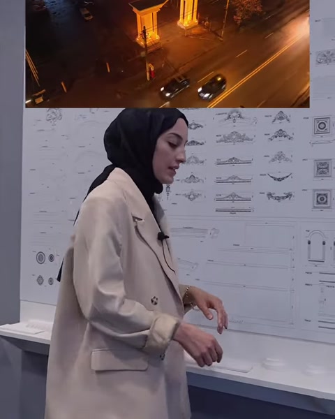 Tasarımcı teknik ürün paftasının önünde model seçimini anlatıyor