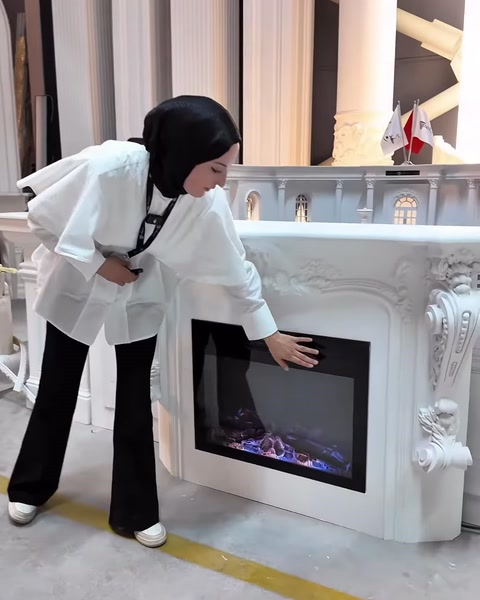 Sunucu dekoratif şöminenin elektrikli iç hazne ekranını yakından tanıtıyor