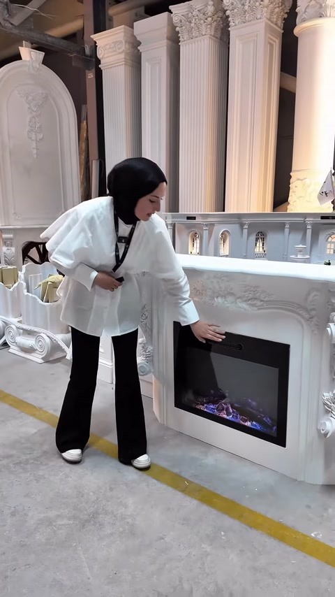 Sunucu elektrikli şöminenin dokunmatik ekran bölümünü uygulamalı gösteriyor