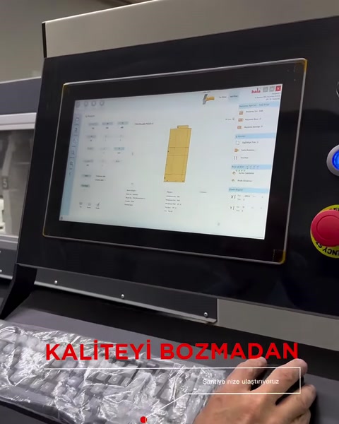 Paketleme makinesinin kontrol ekranında işlem ayarları görüntüleniyor