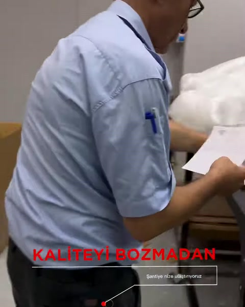 Paket bilgilerini içeren etiket karton kutuya uygulanıyor