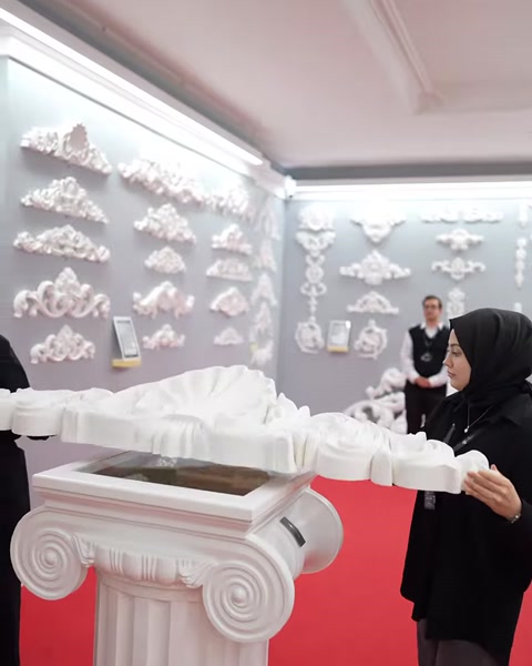 Uzun kıvrımlı taç parçasının yan profili sütun üzerinde görülüyor.