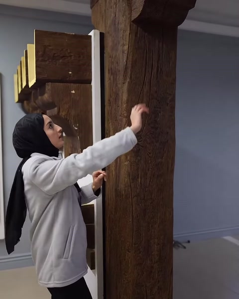 Ahşap damarlı dikey kirişin yakından incelenen yüzey dokusu