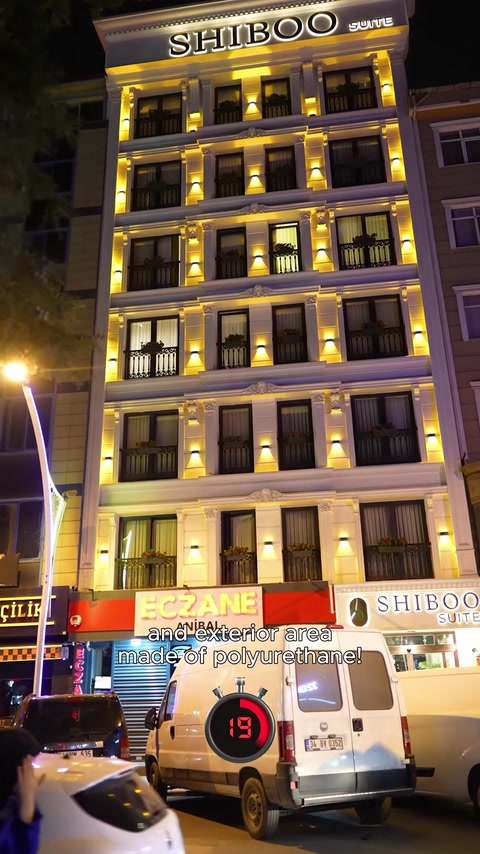 Aydınlatmalı söve ve kat silmeleri gece cephesini belirginleştiriyor